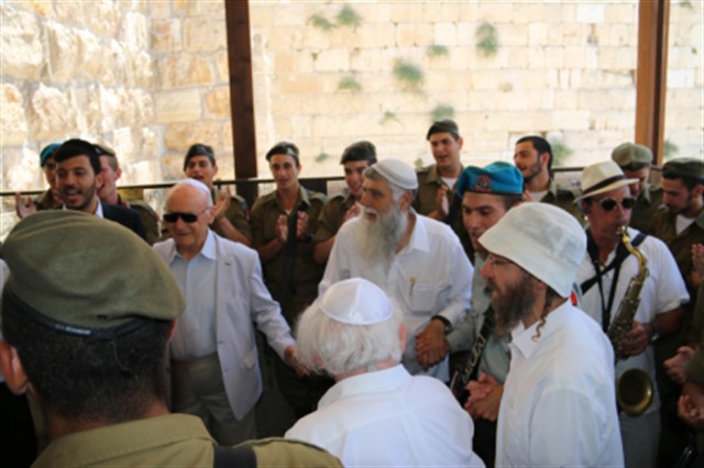 בר ובת מצווה לניצולי שואה מירושלים בכותל המערבי
