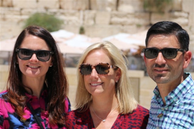 המזכירה לביטחון המולדת של ארצות הברית, קרסטין נילסן, בביקור בכותל המערבי.