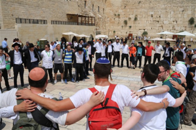 קבוצה מארה"ב במסגרת פרויקט 'תגלית' בביקור בכותל המערבי