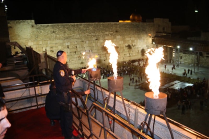 הדלקת נר חמישי של חנוכה בכותל המערבי