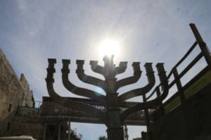 הוצבה החנוכייה המסורתית, גדולת המימדים, ברחבת הכותל המערבי
