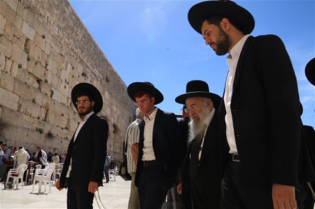 הרב אליהו סופר ראש ישיבת רכסים ותלמידיו בתפילה בכותל המערבי   הקרן למורשת הכותל