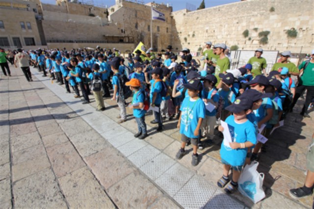 קייטנת חב"ד  בכותל המערבי