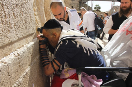 הבן, פרמדיק שמתנדב באמבולנס המשאלות, זכה היום להגשים את משאלת אביו החולה