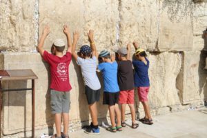 ילדים בתפילה בכותל המערבי