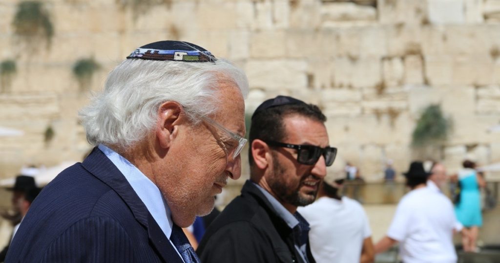 שגריר ארה"ב בישראל מר דיויד פרידמן בתפילה בכותל המערבי