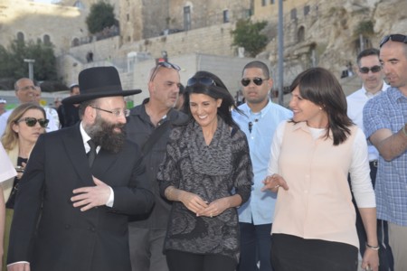 שגרירת ארה"ב באו"ם בכותל המערבי