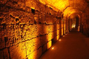 תצוה–תש"פהרבשמואלרבינוביץ–רבהכותלהמערביוהמקומותהקדושיםבפרשת'תצוה'אותהנקראהשבוע,אנוממשיכיםלעסוקבהכנותלקראתבנייתה'משכן'–המקדשהזמנישלעםישראל.בפירוטנרחבמתארתהתורהאתבגדיהכוהנים,בהםהםאמוריםלשרתבמשכן.אחדהבגדיםהייחודייםלכוהןהגדולהוא'חושןהמשפט'–אותונושאהכוהןעלליבו.בבגדזהנקבעושתיםעשרהאבניםיקרותשעליהןנחרתושמותשניםעשרשבטיישראל:"אודם,פיטדהוברקת–הטורהאחד;והטורהשני:נופך,ספירויהלום;והטורהשלישי:לשם,שבוואחלמה;והטורהרביעי:תרשיש,שוהםוישפה...והאבניםתהיינהעלשמותבניישראל,שתיםעשרהעלשמותם,פיתוחיחותם–אישעלשמותהיינהלשני־עשרשבט."(שמותכח,יז כא)היינויכוליםלחשובכיהאבניםהמייצגותאתהשבטיםהשוניםבעם,תהיינהזהותזולזו.כדילבטאאתחתירתנולמטרהאחתמשותפת!אךבמכווןנבחרושתיםעשרהאבניםשונות,שתשמשנהסמליםלשבטיםהשוניםזהמזהבאופייםובעיסוקיהם.עיקרוןזה,אותולמדנולקראתסיוםספרבראשית,מברכותיוהמגוונותשליעקבאבינולבניו,באעתהלידיביטויב'חושןהמשפט'.הכוהןהגדולמתחייבלשאתעלליבוולייצגנאמנהאתהעםכולו,עלגווניוהשוניםותתיהקבוצותשבו.אךאבניםיקרותאלואינןהאבניםהיחידותהקבועותבבגדיהכוהןהגדול,ואףלאהאבניםהיחידותשעליהןחרותיםשמותשניםעשרשבטיישראל!עלכתפיו,נושאהכהןהגדולשתיאבניםנוספות,שעלכלאחתמהןחרותיםשמותיהםשלשישהשבטים:"ולקחתאתשתיאבנישוהם,ופיתחתעליהםשמותבניישראל:שישהמשמותםעלהאבןהאחת,ואתשמותהשישההנותריםעלהאבןהשנית...ושמתאתשתיהאבניםעלכיתפותהאפוד,אבניזיכרוןלבניישראל.ונשאאהרוןאתשמותםלפניה'עלשתיכתפיולזיכרון."(שםשם,ט יב)ההבדלביןשתיהאבניםשעלהכתפייםוביןשתיםעשרההאבניםשעלהלב,מזמיןהסבר.מדועבאבניםשעלהכתפייםחרותיםכלהשבטיםיחדעלשתיאבניםזהות,ואילובאבניםשעלהלבחרותכלשבטלעצמועלאבןנפרדתוייחודית?האבניםשעלכתפיושלהכוהןהגדולמבטאותאתהעםהמשרתלפניא לוקים.כאשרהכוהןמייצגאתהעםלפניא לוקים,הואמציגיחידהאחתשמכוונתלמטרההמוגדרתשלעםישראל עםהנושאתפקידאחראיבתולדותהאנושות,והכוהןהגדולמשרתבמקדשכנציגהעםכולו.ככזההואמייצגאתהפןהאחדותישלהעםהחותרלמטרהנעלהומשותפת.גםבאבניםשעלליבושלהכוהןקייםהיבטזהשל"זיכרוןלפניה'",אךזיכרוןזהנושאאופימורכב:"ונשאאהרוןאתמשפטבניישראלעלליבולפניה'תמיד."(שםשם,ל)הויאומר,הנושאהעיקריאותומייצגותאבניםאלוהוא"משפטבניישראל".כדישהכוהןהגדוליוכללייצגאתהמקדשאלמולהעם,הואאיננויכוללהתייחסאלהעםכיחידהאחת.הואחייבלהכירבעובדהשהעםמורכבמגווניםשונים.האבניםהשונותמזכירותלובכלעת,כיהעםמורכבמשבטים,מקבוצותותתיקבוצות,שלכלאחתמהןמאפייניםייחודייםודרכיםמגוונותכיצדלהביעאתהטובואתהמגמההמשותפת.אםכן,מלמדתאותנוהפרשה:הנהגהראוייהמכירהבשונישביןהקבוצותהשונותבעם.אךקבוצותשונותעלולותלהיפרדזומזו.ניכורוזרות,שלאלומרשנאהוהסתה,יכוליםלהשתלטעלהשיחהציבורי.דברזהלאיקרהאםהעםכולו,עלגווניוהשונים,יעמודמולהא לוקיםכיחידהאחת,למעןמגמהאחתהבאהלידיביטויבדרכיםמגוונות.