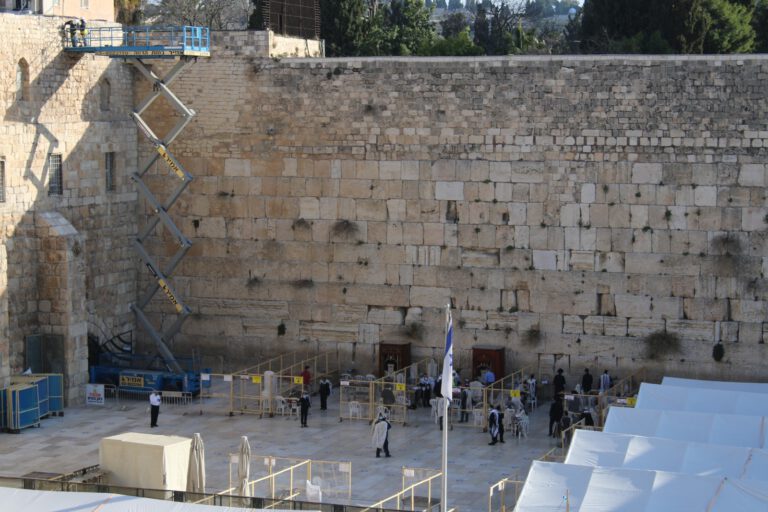 הקרן למורשת הכותל המערבי מנצלת את ימי הסגר הנוכחי לביצוע עבודות לחיזוק וייצוב ושיפור תשתיות ברחבת הכותל המערבי. כמו כן, בימים אלו מתבצעות עבודות שימור של קיר מבנה המחכמה, כדי למנוע נפילות אבנים מקיר זה, לאחר המלצות של רשות העתיקות ומהנדסי בטיחות שנעשו בחודשים האחרונים.