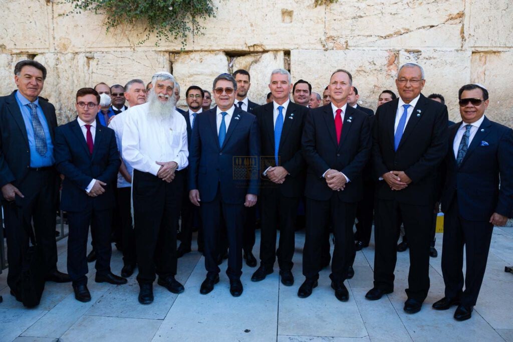 President of Honduras visits the Western Wall