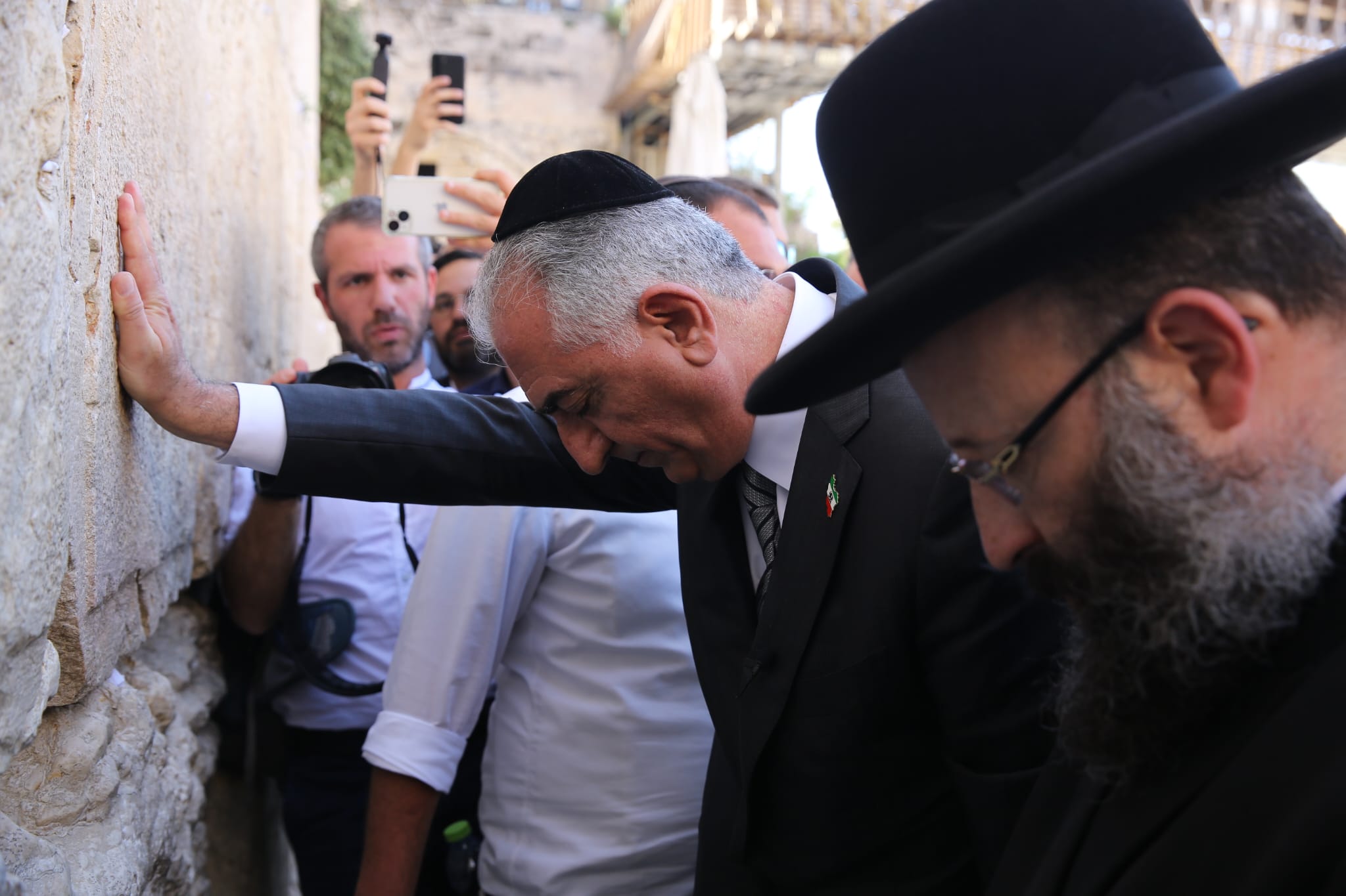 While visiting the Western Wall, the Iranian Crown Prince Reza Pahlavi ...
