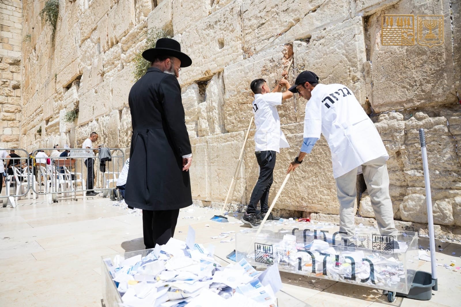 פינוי פתקים מהכותל המערבי (3)