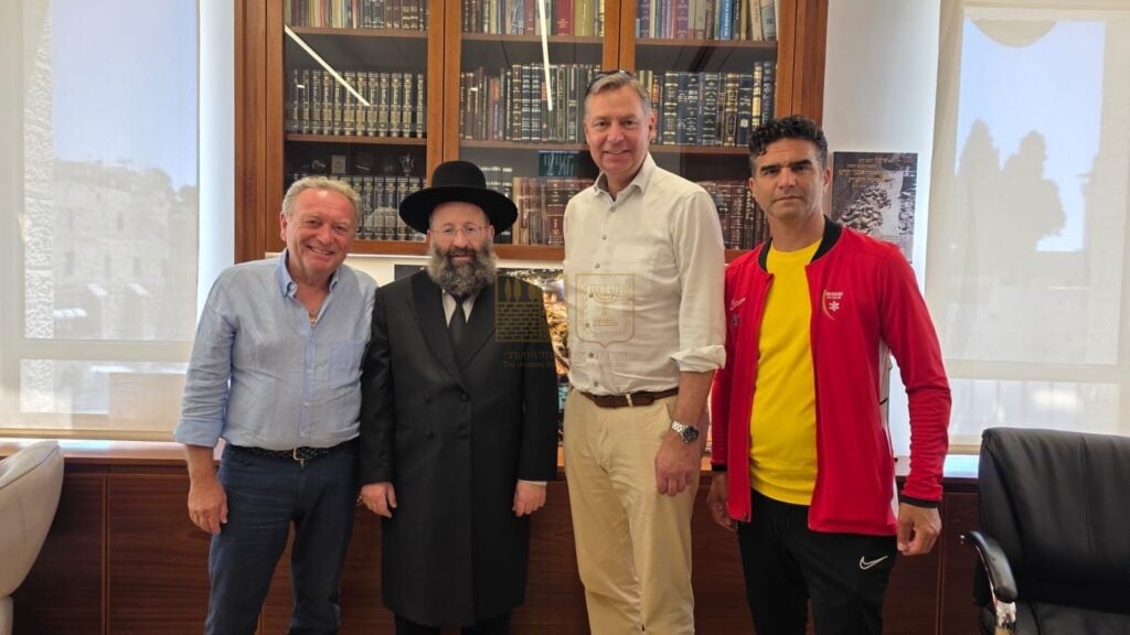 חבר הפרלמנט הגרמני סטפן מאייר הגיע לתפילה בכותל המערבי במהלך ביקורו בישראל, הביע תמיכה בעם היהודי ואיחל לישראל ולכל האזור לכידות פנימית, שלום וביטחון.