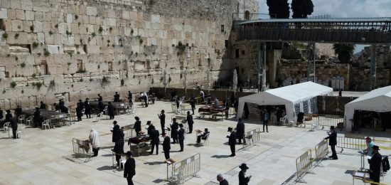 תפילת ערב יום כיפור קטן ברחבת הכותל המערבי