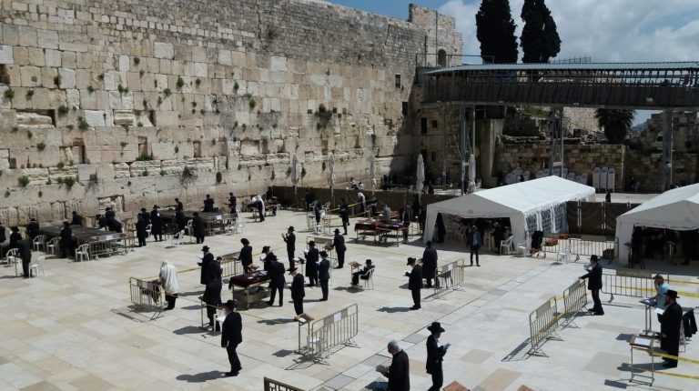 תפילת ערב יום כיפור קטן ברחבת הכותל המערבי