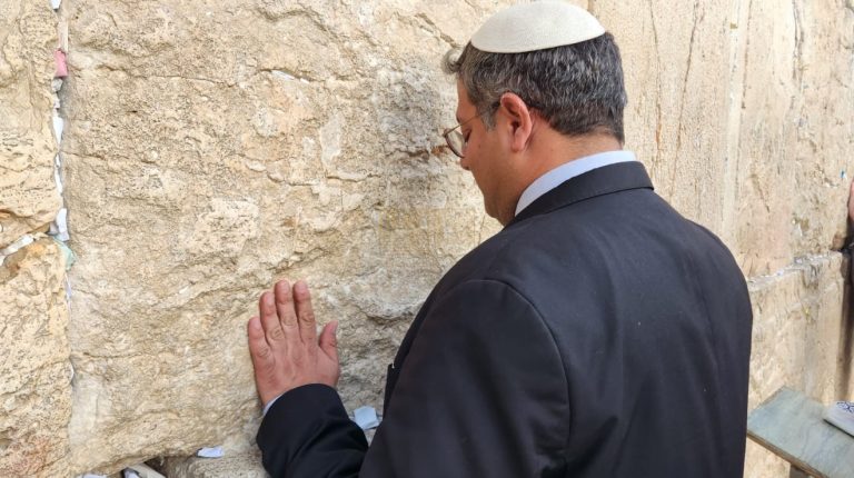 חכ איתמר בן גביר בתפילה בכותל המערבי