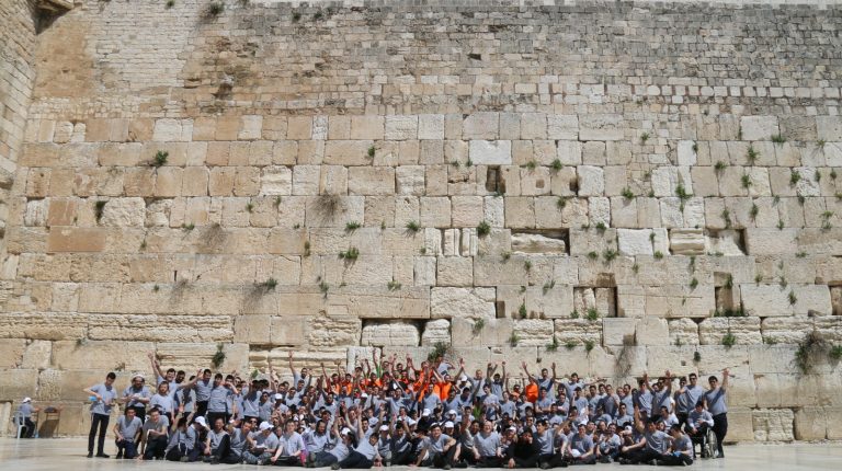 ילדי אל הלב ברגע נוגע ללב בכותל (3)