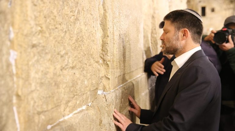 חכ בצלאל סמוטריץ' בתפילה בכותל המערבי