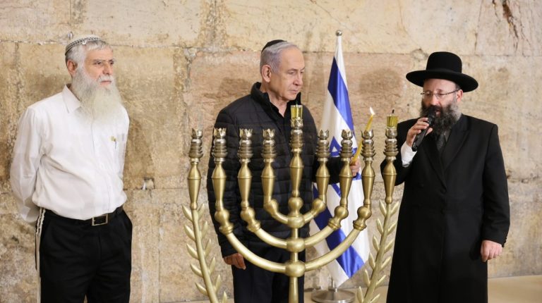 ראש הממשלה מר בנימין נתניהו בהדלקת נר ראשון של חנוכה במנהרות הכותל המערבי. 2