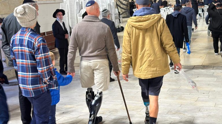 האזרחים והלוחמים קטועי הגפיים מהמלחמה בתפילת מזמור לתודה (2)