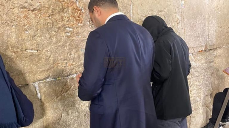 השר יצחק וסרלאוף בתפילה בכותל המערבי