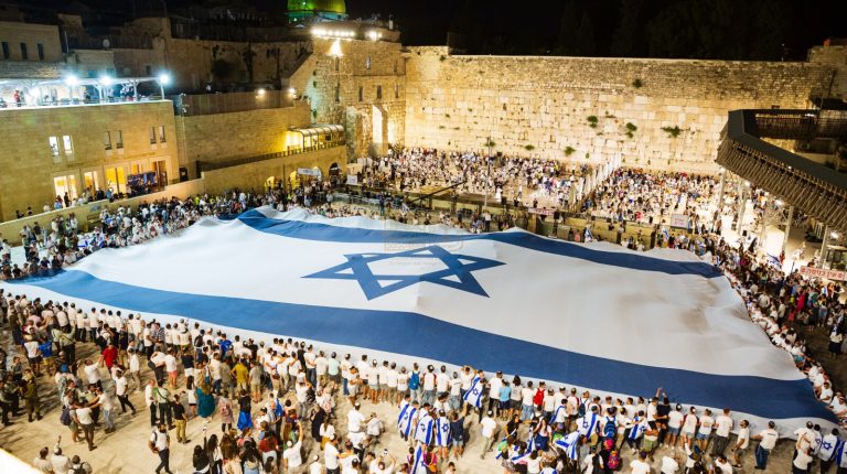 ירושלים תשפא ברחבת הכותל דגל