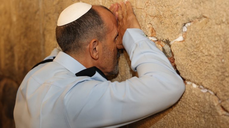 עם כניסתו לתפקיד הגיע המפכל דני לוי לתפילה בכותל המערבי (1)