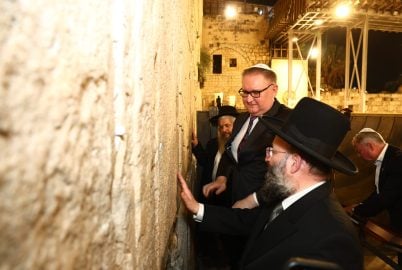 בתפילה לסיום המלחמה באוקראינה סגן ראש ממשלת אוקראינה בביקור מרגש בכותל המערבי (2)