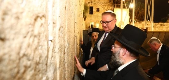 בתפילה לסיום המלחמה באוקראינה סגן ראש ממשלת אוקראינה בביקור מרגש בכותל המערבי (2)