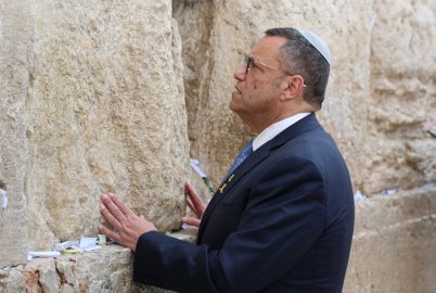 המועמד לראשות העיר ירושלים מר משה ליאון התפלל תפילת שחרית בכותל המערבי