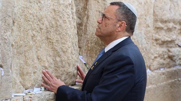 המועמד לראשות העיר ירושלים מר משה ליאון התפלל תפילת שחרית בכותל המערבי