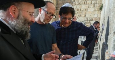 לראשונה מאז כניסתו לתפקיד שר הכלכלה של הודו בביקור מרגש בכותל המערבי (2)