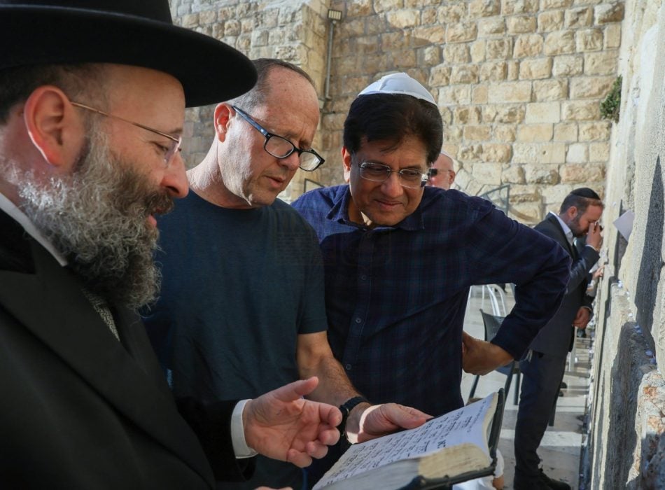לראשונה מאז כניסתו לתפקיד שר הכלכלה של הודו בביקור מרגש בכותל המערבי (2)