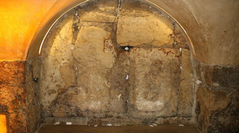 אל מול קודש הקודשים