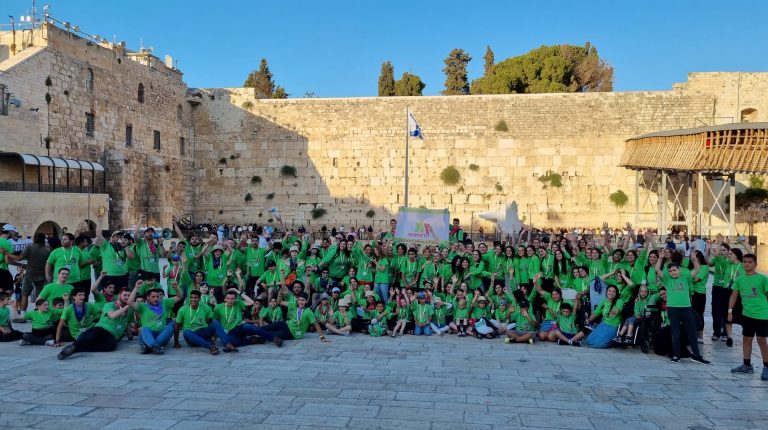 ילדים מכל הארץ מכל הסוגים ומכל העדות בתפילה לבורא עולם שיצליח דרכינו (1)