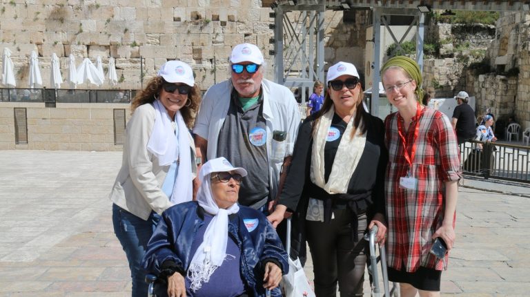 בת מצווה מאוחרת בכותל המערבי לניצולת השואה שעלתה מעיראק לאחר שעברה את פרעות הפרהוד