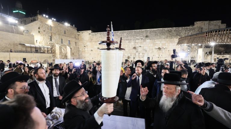 במעמד מרגש ומרומם משפחות החטופים כתבות עשרות ספרי תורה בכותל המערבי (16)