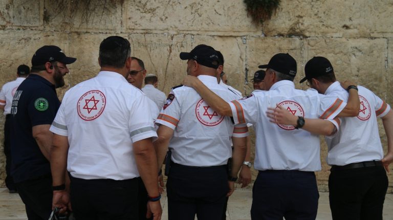 פארמדיקים מרחבי ארהב שהגיעו לישראל לעזור למדא ולקחת חלק בסיוע בצל מלחמת חרבות ברזל (1)