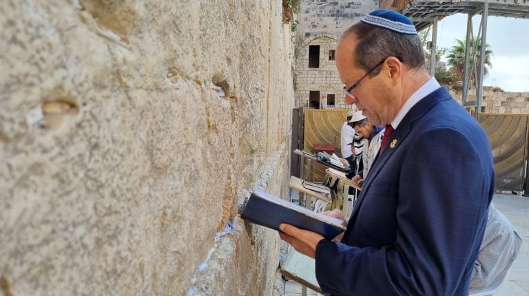 חכ ניר ברקת בתפילה בכותל המערבי