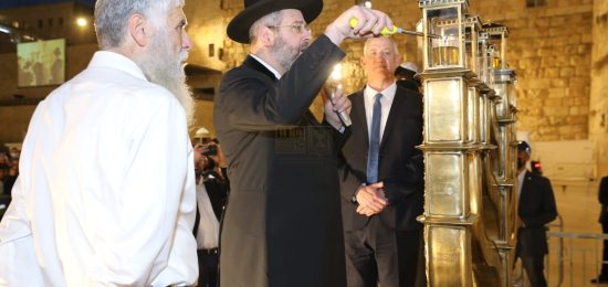 הדלקת נר ראשון של חנוכה מהכותל (4) (1)