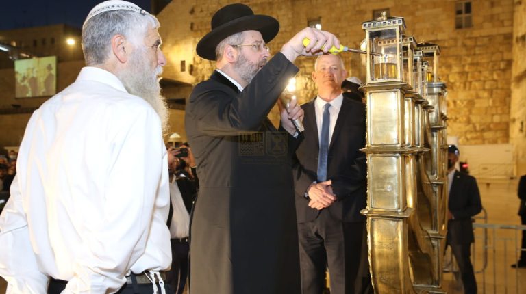 הדלקת נר ראשון של חנוכה מהכותל (4) (1)