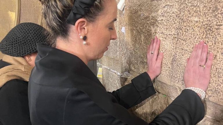 עידית סילמן בתפילה בכותל המערבי