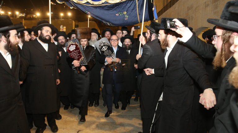 הכנסת ספרי תורה (2)