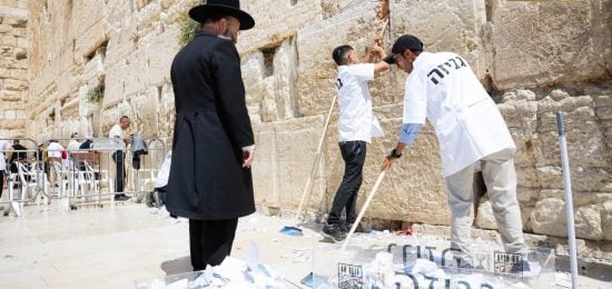 פינוי פתקים מהכותל המערבי (3)