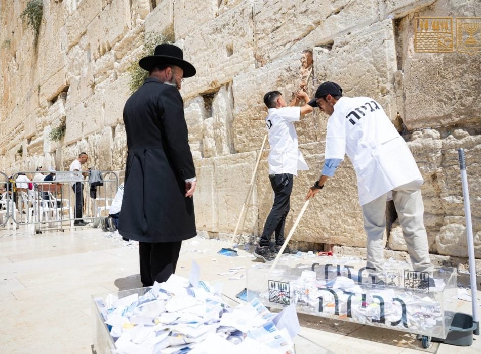 פינוי פתקים מהכותל המערבי (3)