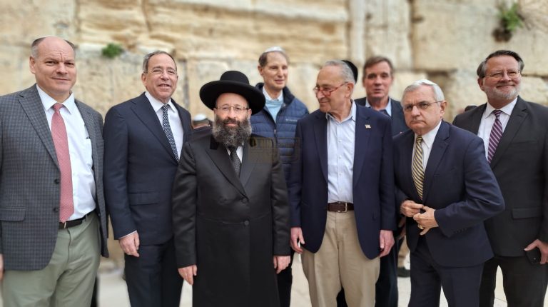 סנטור צאק שומר בביקור בכותל