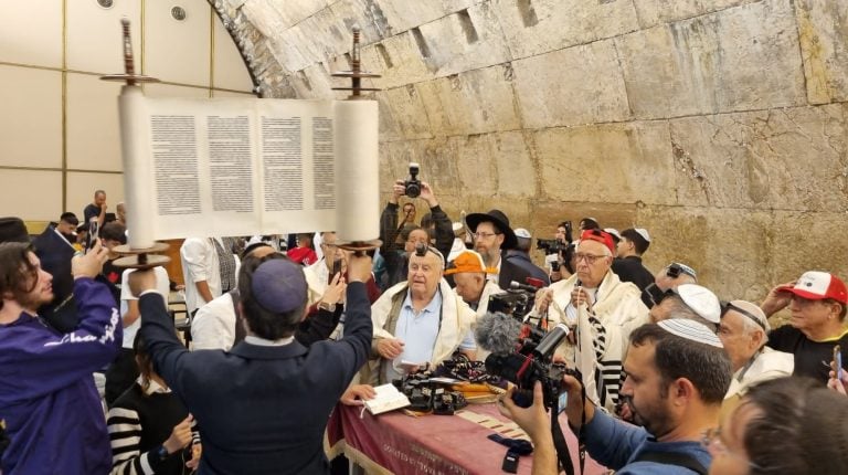 בהתרגשות רבה זכינו לארח בכותל המערבי את ניצולי וניצולות השואה (4)