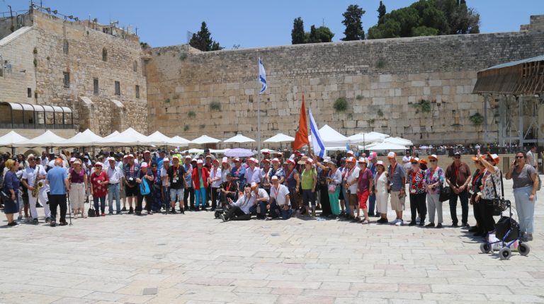 ניצולי שואה מראשון לציון חגגו בר ובת מצווה בכותל המערבי (4)