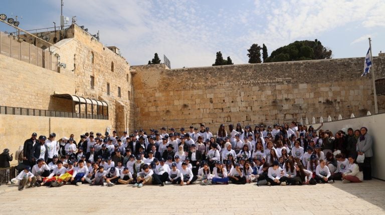 מסע של פעם בחיים 200 נערים ונערות מאירופה חגגו בר ובת מצווה מרגשת בכותל! (1)