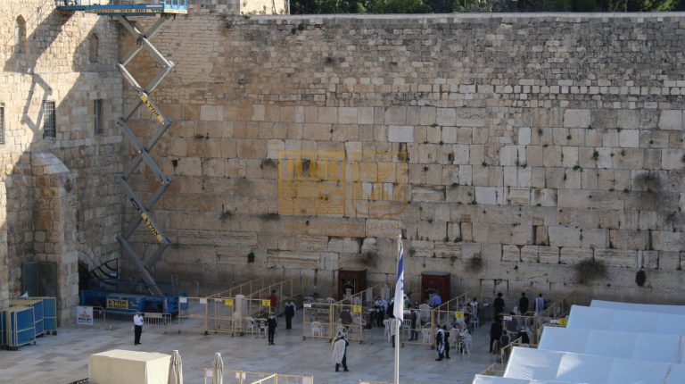 הקרן למורשת הכותל המערבי מנצלת את ימי הסגר הנוכחי לביצוע עבודות לחיזוק וייצוב ושיפור תשתיות ברחבת הכותל המערבי. כמו כן, בימים אלו מתבצעות עבודות שימור של קיר מבנה המחכמה, כדי למנוע נפילות אבנים מקיר זה, לאחר המלצות של רשות העתיקות ומהנדסי בטיחות שנעשו בחודשים האחרונים.
